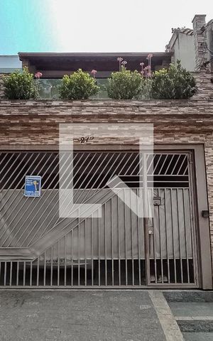 Casa à venda com 180m², 3 quartos e 1 vaga Casa à venda com 180m², 3 quartos e 1 vagaFachada