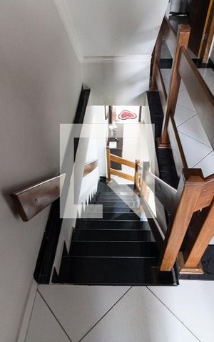 Casa à venda com 180m², 3 quartos e 1 vaga Casa à venda com 180m², 3 quartos e 1 vagaEscada