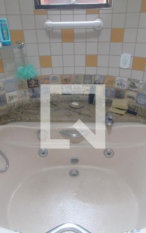 Casa para alugar com 300m², 3 quartos e 5 vagasBanheira da suíte
