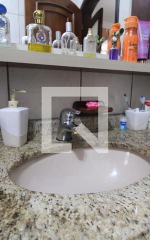Casa para alugar com 300m², 3 quartos e 5 vagasPia banheiro da suíte