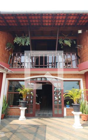 Casa para alugar com 300m², 3 quartos e 5 vagasFachada