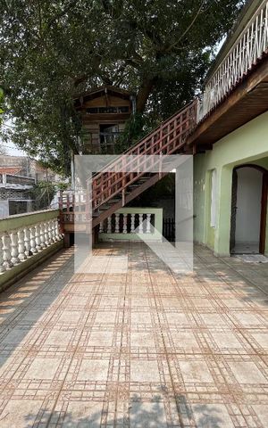 Casa à venda com 370m², 5 quartos e 4 vagas Casa à venda com 370m², 5 quartos e 4 vagasVaranda