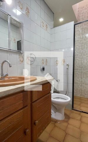 Casa à venda com 370m², 5 quartos e 4 vagas Casa à venda com 370m², 5 quartos e 4 vagasBanheiro 2