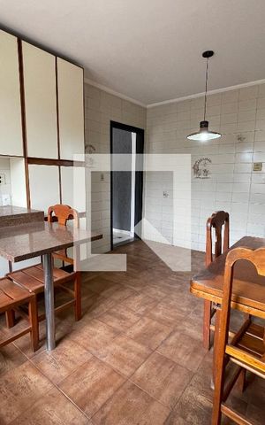 Casa à venda com 370m², 5 quartos e 4 vagas Casa à venda com 370m², 5 quartos e 4 vagasCozinha 1