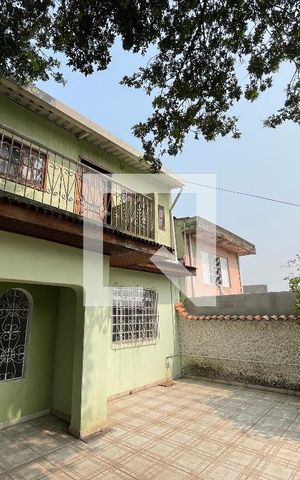 Casa à venda com 370m², 5 quartos e 4 vagas Casa à venda com 370m², 5 quartos e 4 vagasVaranda