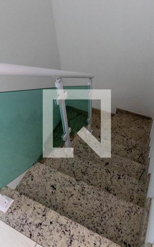Casa à venda com 102m², 3 quartos e 2 vagas Casa à venda com 102m², 3 quartos e 2 vagasEscada
