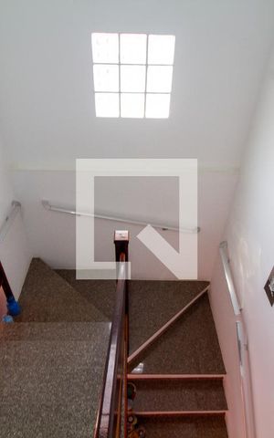 Casa à venda com 392m², 3 quartos e 4 vagas Casa à venda com 392m², 3 quartos e 4 vagasEscada