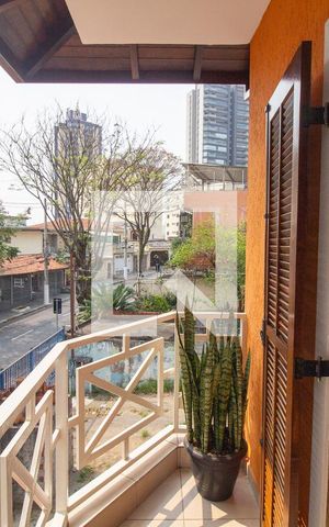 Casa à venda com 392m², 3 quartos e 4 vagas Casa à venda com 392m², 3 quartos e 4 vagasVaranda