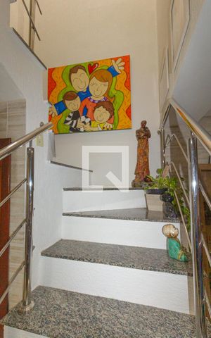 Casa de condomínio à venda com 105m², 3 quartos e 1 vaga Casa de condomínio à venda com 105m², 3 quartos e 1 vagaEscada