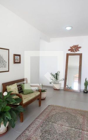 Casa à venda com 600m², 4 quartos e 4 vagas Casa à venda com 600m², 4 quartos e 4 vagasSala