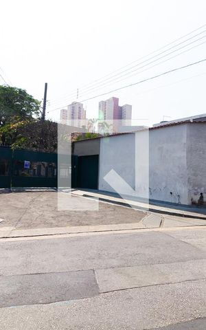 Casa à venda com 390m², 2 quartos e 2 vagas Casa à venda com 390m², 2 quartos e 2 vagasFachada