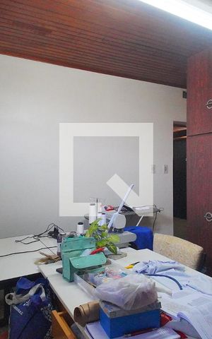 Casa à venda com 268m², 5 quartos e 3 vagas Casa à venda com 268m², 5 quartos e 3 vagasQuarto 3