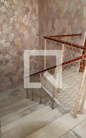 Casa à venda com 180m², 4 quartos e 3 vagasEscada