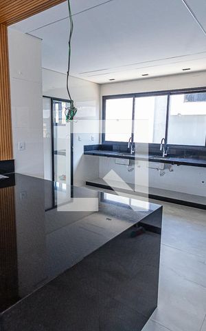 Casa de condomínio à venda com 545m², 4 quartos e 4 vagas Casa de condomínio à venda com 545m², 4 quartos e 4 vagasCozinha