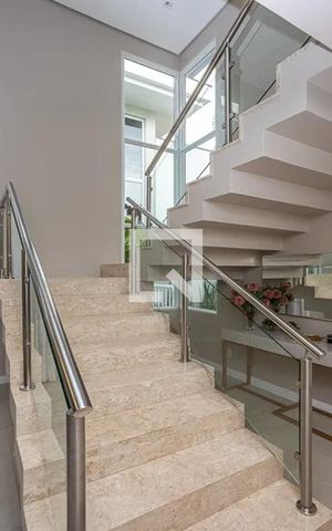 Casa de condomínio à venda com 337m², 3 quartos e 2 vagasEscada