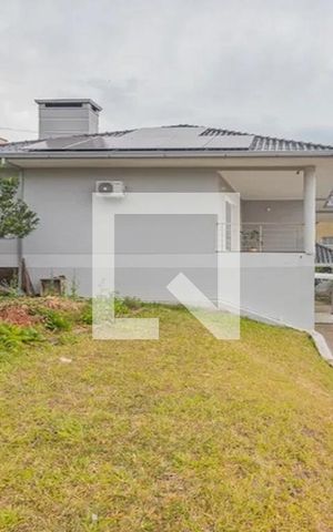 Casa à venda com 303m², 4 quartos e 2 vagasFachada