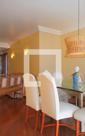 Casa à venda com 900m², 4 quartos e 7 vagas Casa à venda com 900m², 4 quartos e 7 vagasSala