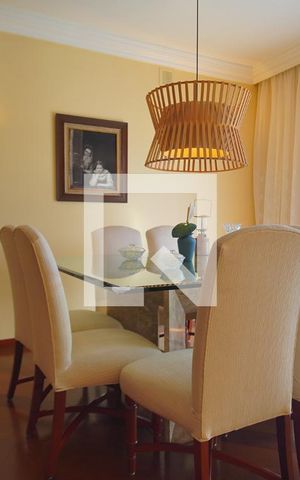 Casa à venda com 900m², 4 quartos e 7 vagas Casa à venda com 900m², 4 quartos e 7 vagasSala
