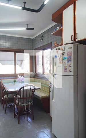 Casa à venda com 900m², 4 quartos e 7 vagas Casa à venda com 900m², 4 quartos e 7 vagasCozinha