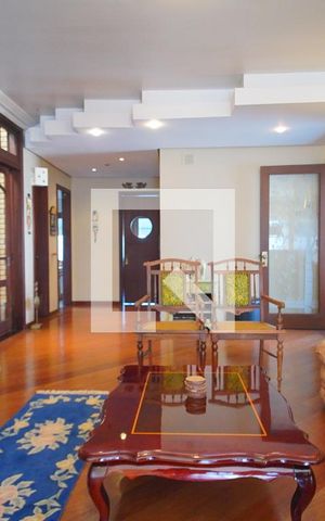 Casa à venda com 900m², 4 quartos e 7 vagas Casa à venda com 900m², 4 quartos e 7 vagasSala