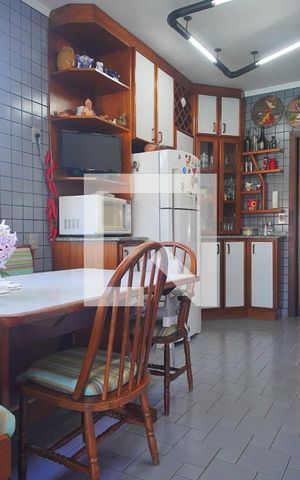 Casa à venda com 900m², 4 quartos e 7 vagas Casa à venda com 900m², 4 quartos e 7 vagasCozinha