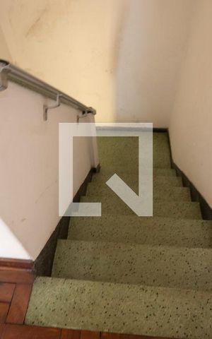 Casa à venda com 250m², 3 quartos e 3 vagas Casa à venda com 250m², 3 quartos e 3 vagasEscadas