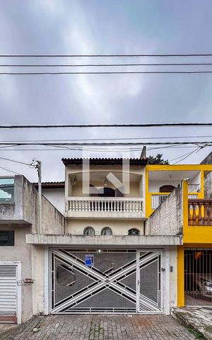 Casa à venda com 148m², 3 quartos e 2 vagas Casa à venda com 148m², 3 quartos e 2 vagasFachada