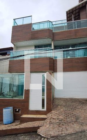 Casa à venda com 350m², 5 quartos e 1 vaga Casa à venda com 350m², 5 quartos e 1 vagaFachada