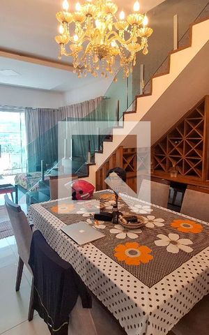 Casa à venda com 350m², 5 quartos e 1 vaga Casa à venda com 350m², 5 quartos e 1 vagaSala