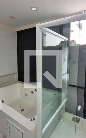 Casa à venda com 350m², 5 quartos e 1 vaga Casa à venda com 350m², 5 quartos e 1 vagaBanheiro da Suíte 1