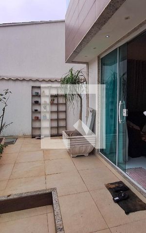 Casa à venda com 350m², 5 quartos e 1 vaga Casa à venda com 350m², 5 quartos e 1 vagaFachada