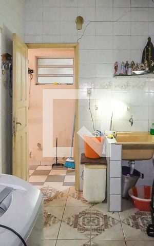Casa à venda com 200m², 3 quartos e 2 vagasÁrea de serviço