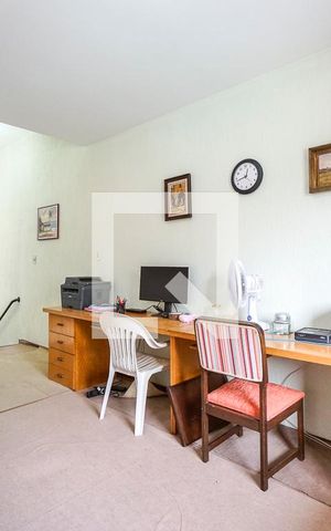 Casa à venda com 350m², 4 quartos e 3 vagas Casa à venda com 350m², 4 quartos e 3 vagasSala de TV