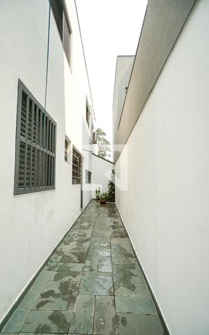 Casa à venda com 350m², 4 quartos e 3 vagas Casa à venda com 350m², 4 quartos e 3 vagasCorredor lateral