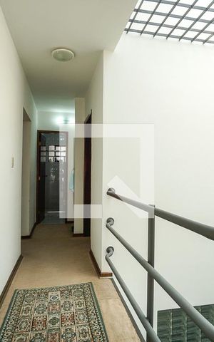 Casa à venda com 350m², 4 quartos e 3 vagas Casa à venda com 350m², 4 quartos e 3 vagasHall da escada