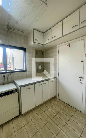 Apartamento à venda com 240m², 4 quartos e 3 vagas Apartamento à venda com 240m², 4 quartos e 3 vagasÁrea de Serviço