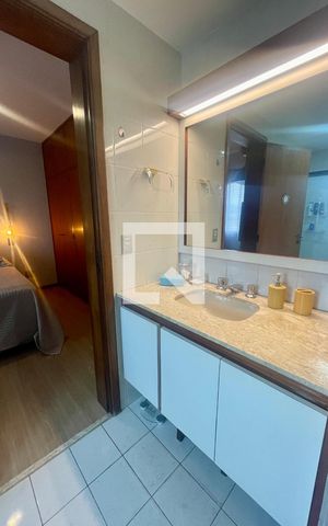 Apartamento à venda com 240m², 4 quartos e 3 vagas Apartamento à venda com 240m², 4 quartos e 3 vagasBanheiro da Suíte 1