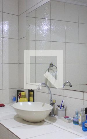 Casa à venda com 243m², 5 quartos e 4 vagasBanheiro da suíte
