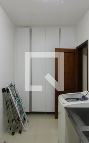 Casa à venda com 450m², 5 quartos e 6 vagas Casa à venda com 450m², 5 quartos e 6 vagasÁrea de Serviço 2