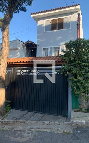 Casa à venda com 200m², 3 quartos e 4 vagas Casa à venda com 200m², 3 quartos e 4 vagasFachada