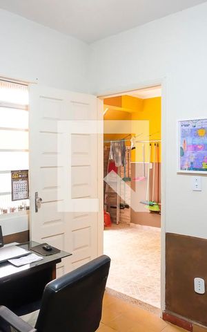 Casa à venda com 180m², 2 quartos e 2 vagasQuarto área de serviço