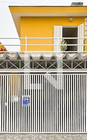 Casa à venda com 180m², 2 quartos e 2 vagasFachada + plaquinha