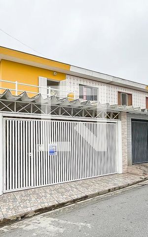 Casa à venda com 180m², 2 quartos e 2 vagasFachada + plaquinha