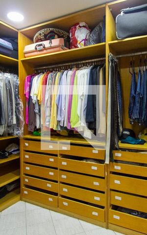 Casa de condomínio à venda com 700m², 4 quartos e 5 vagas Casa de condomínio à venda com 700m², 4 quartos e 5 vagasCloset Quarto 4 suite
