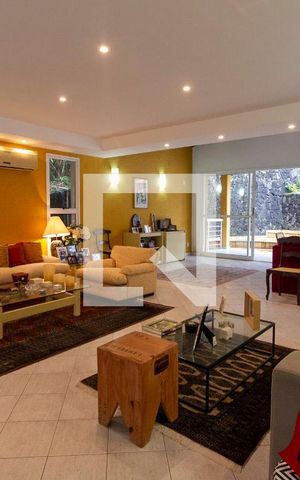 Casa de condomínio à venda com 700m², 4 quartos e 5 vagas Casa de condomínio à venda com 700m², 4 quartos e 5 vagasSala