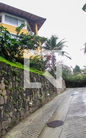 Casa de condomínio à venda com 700m², 4 quartos e 5 vagas Casa de condomínio à venda com 700m², 4 quartos e 5 vagasRampa