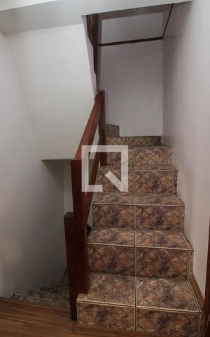 Casa à venda com 140m², 4 quartos e 2 vagas Casa à venda com 140m², 4 quartos e 2 vagasEscada
