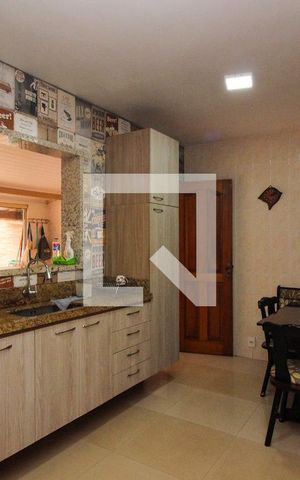 Casa à venda com 140m², 4 quartos e 2 vagas Casa à venda com 140m², 4 quartos e 2 vagasCozinha