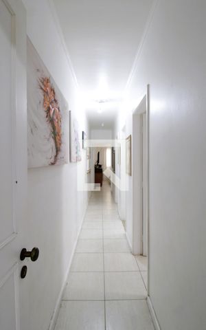 Casa à venda com 200m², 3 quartos e 3 vagasCorredor - Quartos