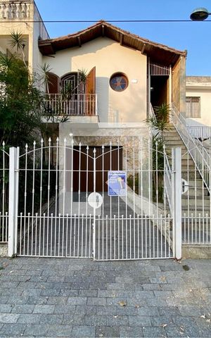 Casa à venda com 200m², 3 quartos e 3 vagas Casa à venda com 200m², 3 quartos e 3 vagasFachada com plaquinha